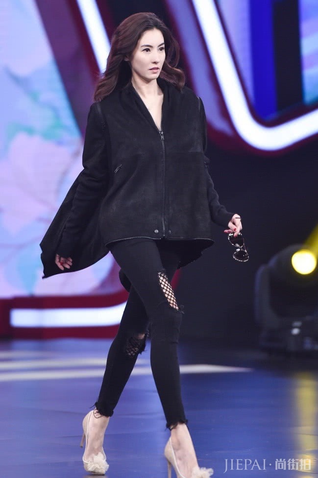 张柏芝“樱桃鞋”厚得像块砖,穿上却少女感爆棚!